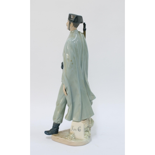 149 - Guardia de Civil, a retired Lladro porcelain figure of a policeman, 29cm