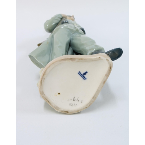 149 - Guardia de Civil, a retired Lladro porcelain figure of a policeman, 29cm