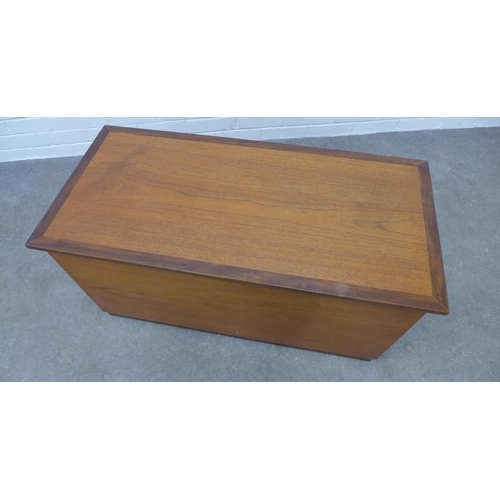 271 - Retro teak storage / blanket box, 47 x 95 x 46cm