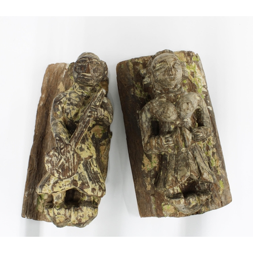 430 - Two late 18th / early 19th century Uttar Pradesh wooden musician figures, 14.5cm (2)