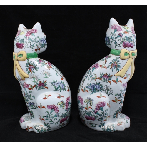 85 - A pair of Famille rose cats, 27cm (2)