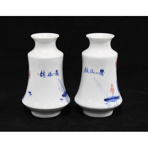 125 - A pair of Japanese porcelain vases , white glazed with blue an red flowers, 14cm (2)