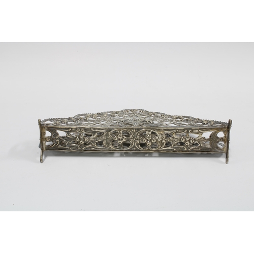 32 - Continental silver letter rack, stamped 800, 19cm long