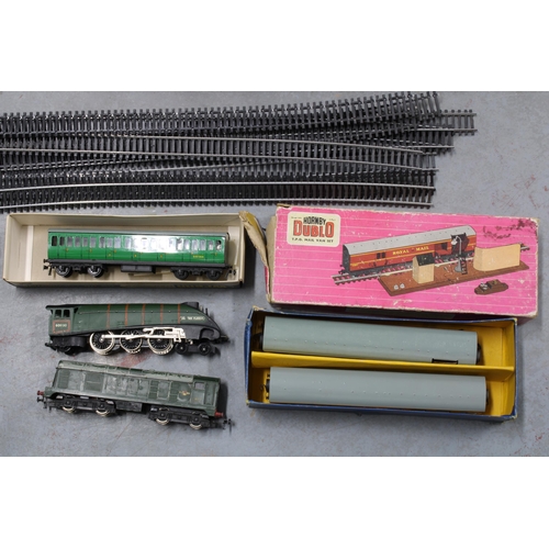 452 - Mixed lot of Railway items to include Golden Fleece engine, rolling stock and track, etc (a lot)