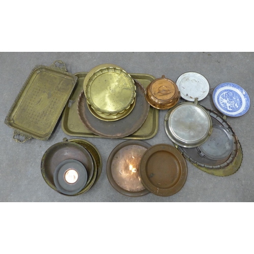 464 - Mixed lot of metal wares to include brass, copper and pewter trays & plates etc