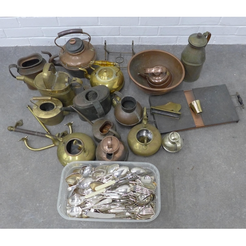 466 - Lot containing mixed metal ware and a box of silver plated cutlery (a lot)