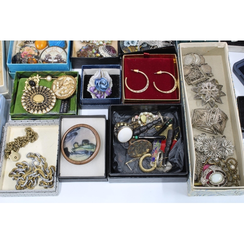 79 - Quantity of vintage and later costume jewellery, etc (a lot)