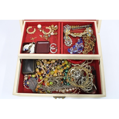 79 - Quantity of vintage and later costume jewellery, etc (a lot)