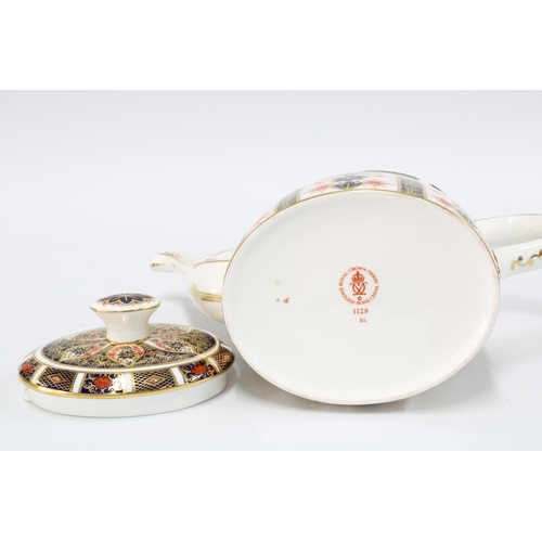 110 - Royal Crown Derby Imari pattern 1128 teapot, date code for 1977, 19cm