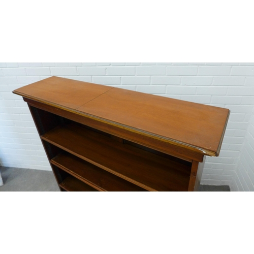 231 - Mahogany open bookcase. 122 x 104 x 28cm. (a/f)