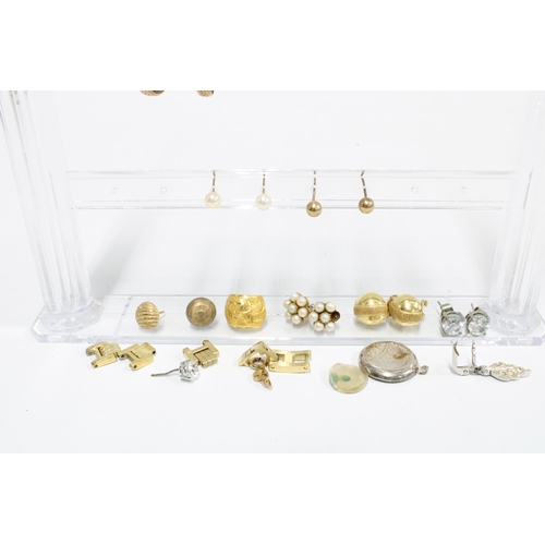 39 - A pair of 18ct gold earrings and a collection of mainly 9ct gold and some yellow metal earrings (a l... 