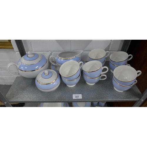 401 - Modern Doulton dinner service and matching teaset, (a lot)