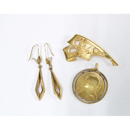 95 - 9ct gold brooch, pair of 9ct gold earrings, 9ct gold wristwatch on 9ct gold strap, and a yellow meta... 