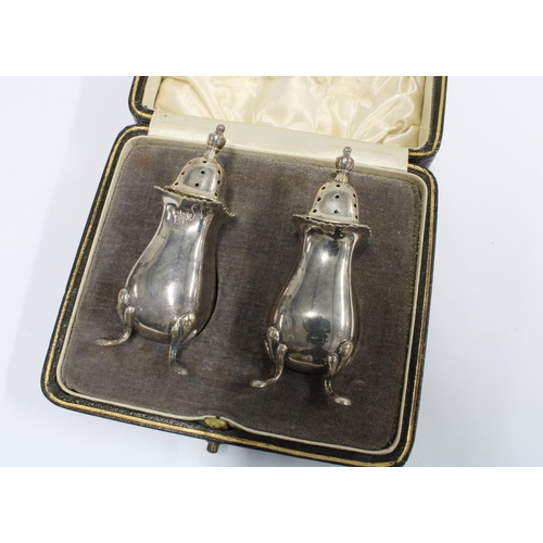 29 - George V pair of silver pepper pots, Sheffield 1918, in original fitted case (2)