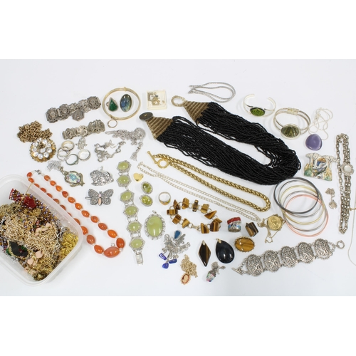 39 - Collection of silver and costume jewellery to include rings, brooches, necklaces, etc (a lot)