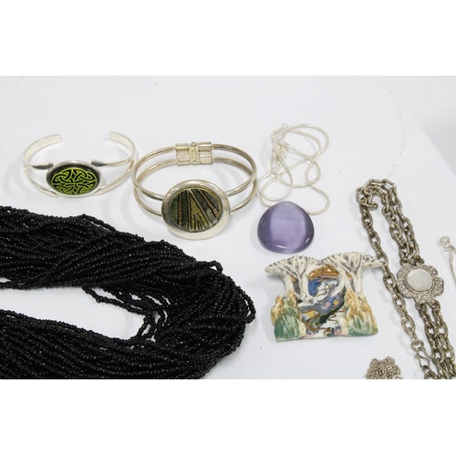 39 - Collection of silver and costume jewellery to include rings, brooches, necklaces, etc (a lot)