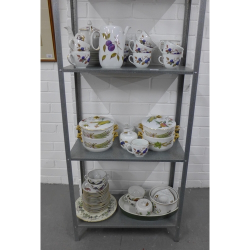 383 - A quantity of Royal Worcester Evesham pattern oven to table wares, etc (over three shelves)