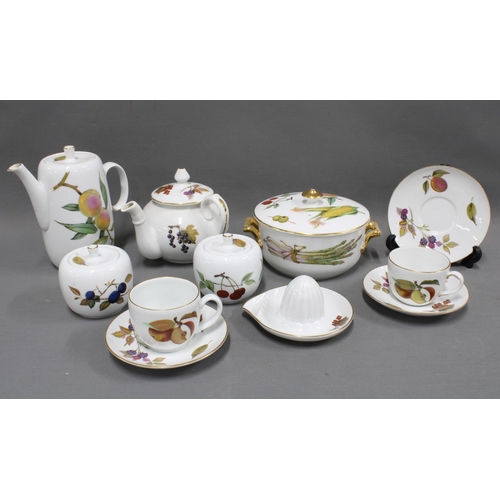 383 - A quantity of Royal Worcester Evesham pattern oven to table wares, etc (over three shelves)