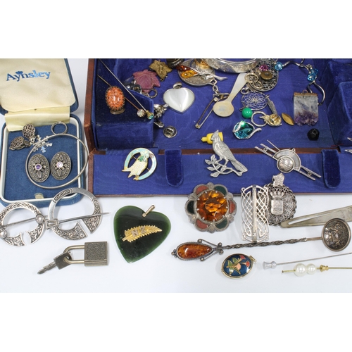 63 - A quantity of silver and costume jewellery to include brooches, beads, pendants, etc (a lot)