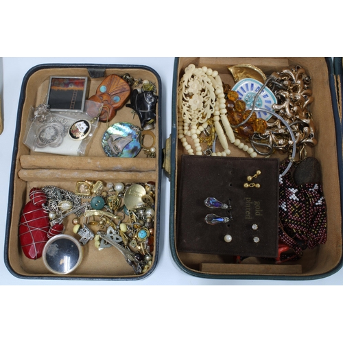 76 - Quantity of vintage and later costume jewellery etc (a lot)