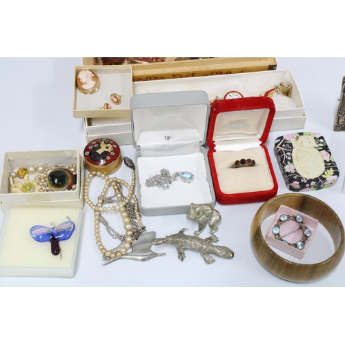 76 - Quantity of vintage and later costume jewellery etc (a lot)