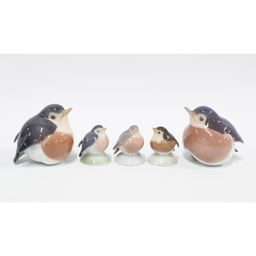 104 - Five Royal Copenhagen robins, taller 6cm, one smaller bird with a broken beak (5)