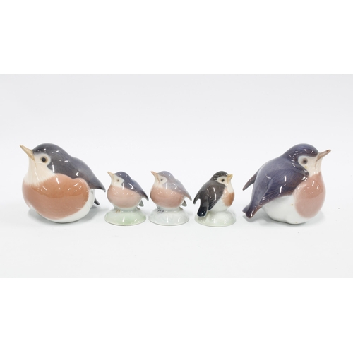 104 - Five Royal Copenhagen robins, taller 6cm, one smaller bird with a broken beak (5)