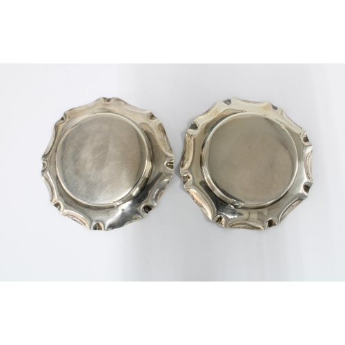 22 - A pair of Victorian silver pin dishes, Birmingham 1895, 9cm (2)