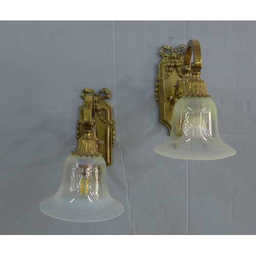 279 - A pair of brass wall lights with vaseline glass shades (one shade with a small rim edge chip) (2) 27... 