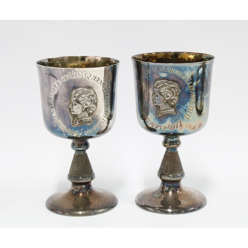36 - Toye Kenning and Spencer, cased pair of silver QEII silver jubilee goblets, Birmingham 1977 (2)