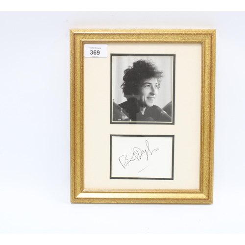 369 - Bob Dylan autograph on white card and signed in black ink mounted with a black and white photograph ... 