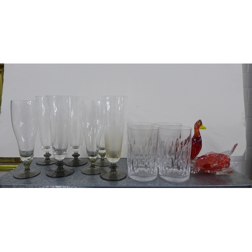 413 - Mixed glass to include four tumblers, set of tall glasses and two Murano birds (murano a/f) (a lot)