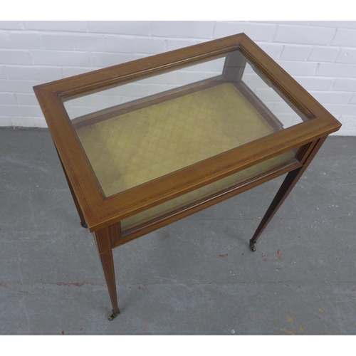 267 - An Edwardian mahogany vitrine cabinet/table, glazed top section on tapering legs, 61 x 72 x 41cm.