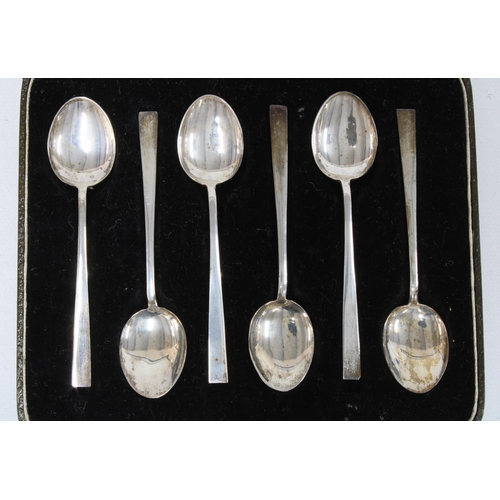 29 - Set of six silver teaspoons in a fitted case, Birmingham 1937 (6)