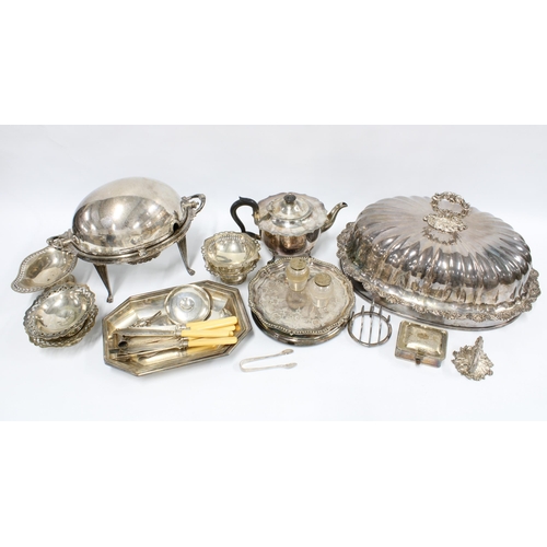 389 - Quantity of Epns wares to include a salver coaster, entrée dish, sweetmeat dishes, toast rack, cutle... 