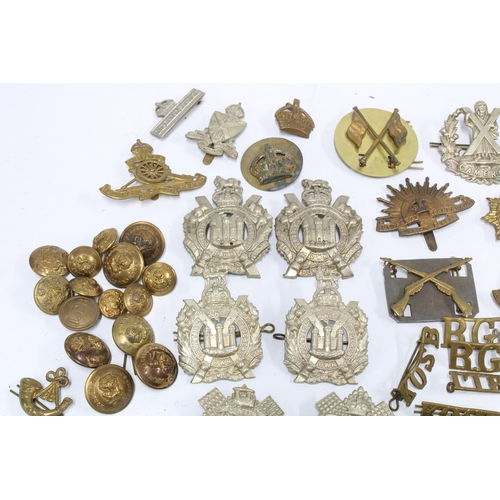 397 - Quantity of early 20th century military cap badges and buttons, etc (a lot)