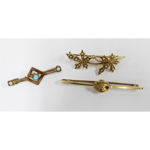 43 - Three late 19th / early 20th century yellow metal bar brooches (3)