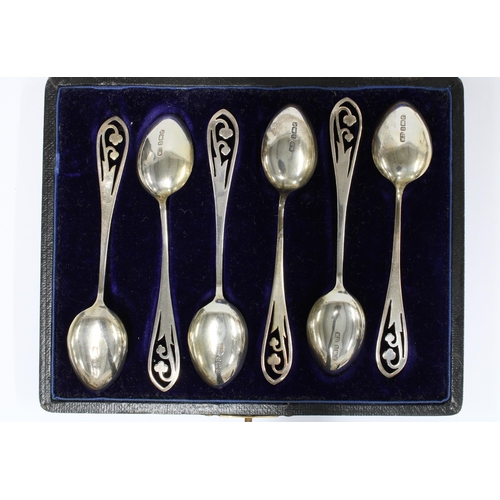 61 - Edwardian silver set of six silver teaspoons, Birmingham 1904, in fitted case (6)