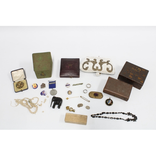 68 - Vintage costume jewellery, various badges and lapel pins to include a WWII Hospitals Emergency Servi... 