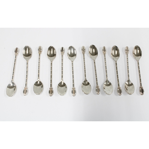 451 - Set of twelve modern coffee bean handled teaspoons (12)