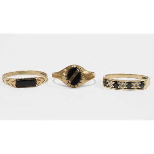 66 - A group of nine 9ct gold rings (9)