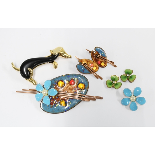 74A - Vintage costume jewellery to include an enamel paint palette brooch and matching earrings, etc (a lo... 