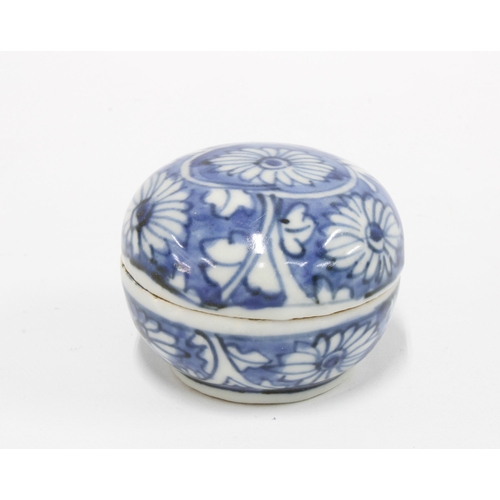 98 - Chinese 16th century Ming blue and white box and cover, circular form and decorated with flowers, 6c... 