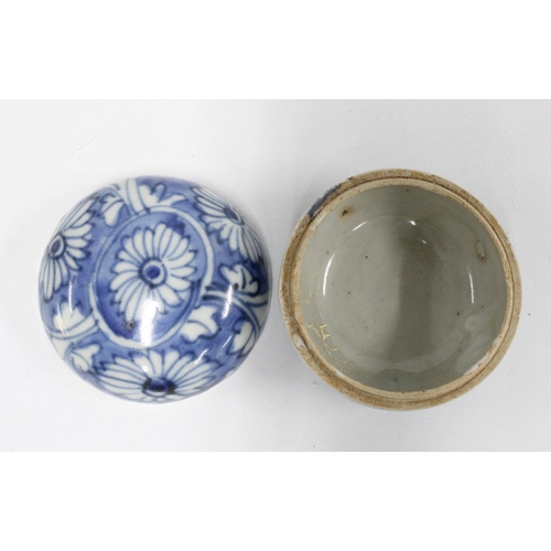 98 - Chinese 16th century Ming blue and white box and cover, circular form and decorated with flowers, 6c... 