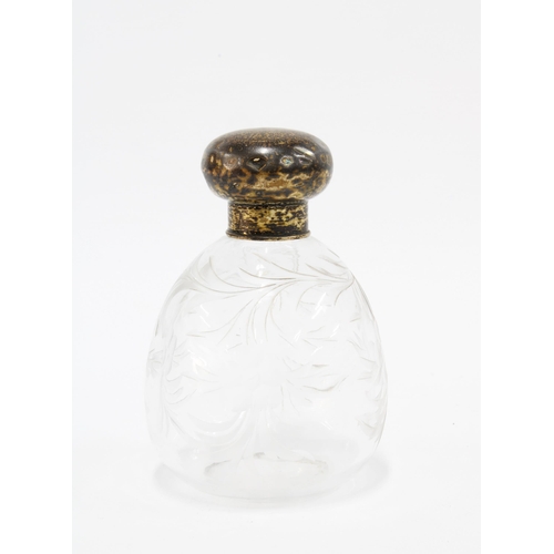 39 - George V silver mounted etched glass scent bottle complete  with internal glass stopper, London 1915... 