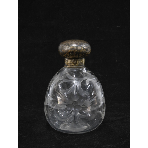 39 - George V silver mounted etched glass scent bottle complete  with internal glass stopper, London 1915... 