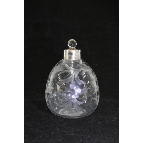 39 - George V silver mounted etched glass scent bottle complete  with internal glass stopper, London 1915... 