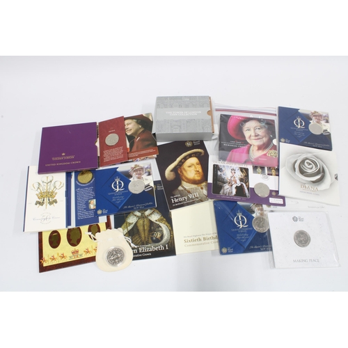 424 - Quantity of commemorative coins to include Queen elizabeth the Queen Mother Centenary Crown, etc (a ... 