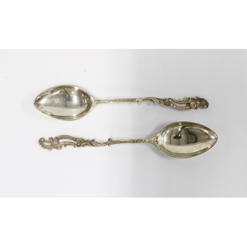 56 - Late Victorian set of six silver teaspoons with matching sugar tongs, Sheffield 1900, in fitted case... 
