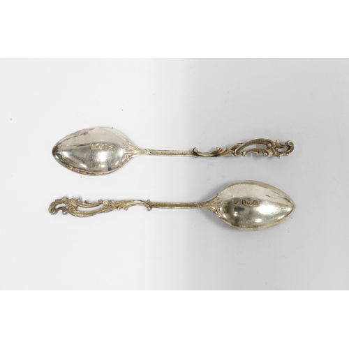 56 - Late Victorian set of six silver teaspoons with matching sugar tongs, Sheffield 1900, in fitted case... 